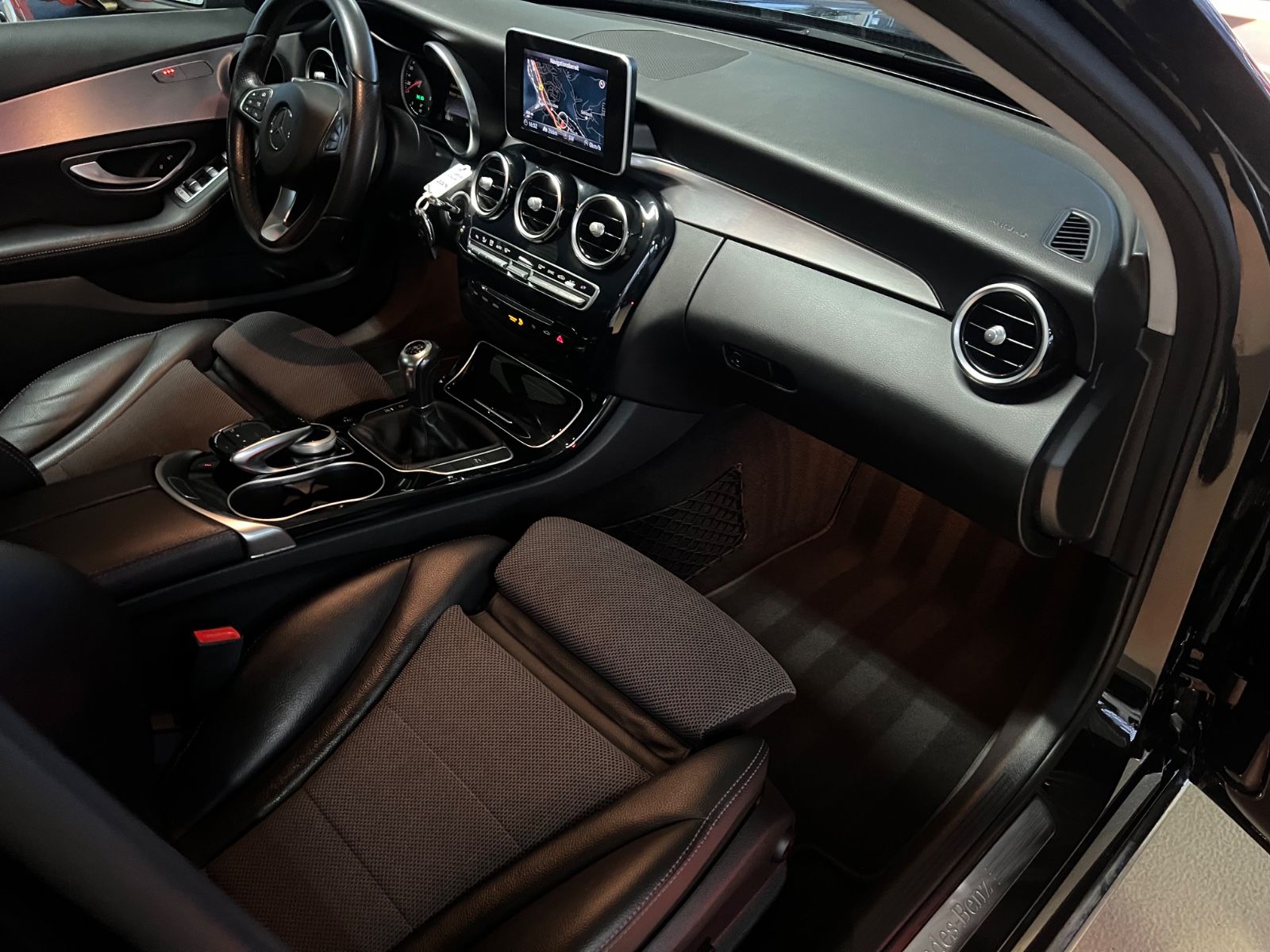 Fahrzeugabbildung Mercedes-Benz C 200 d Lim. Sport line * SITZH*TEILLEDER*NAVI*