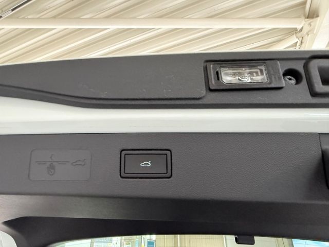 Fahrzeugabbildung Volkswagen T-ROC 1.5 eTSI DSG R-LINE IQ.LIGHT KESSY BLACK S