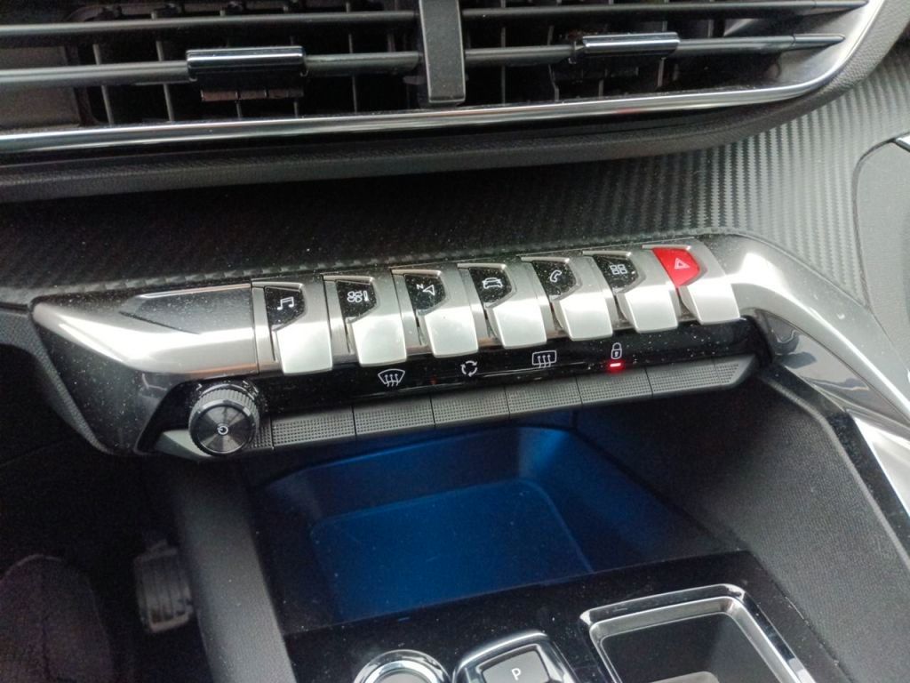 Fahrzeugabbildung Peugeot 5008 Allure 1.5D LED/NAVI/R´CAM/PDC/7-SITZ