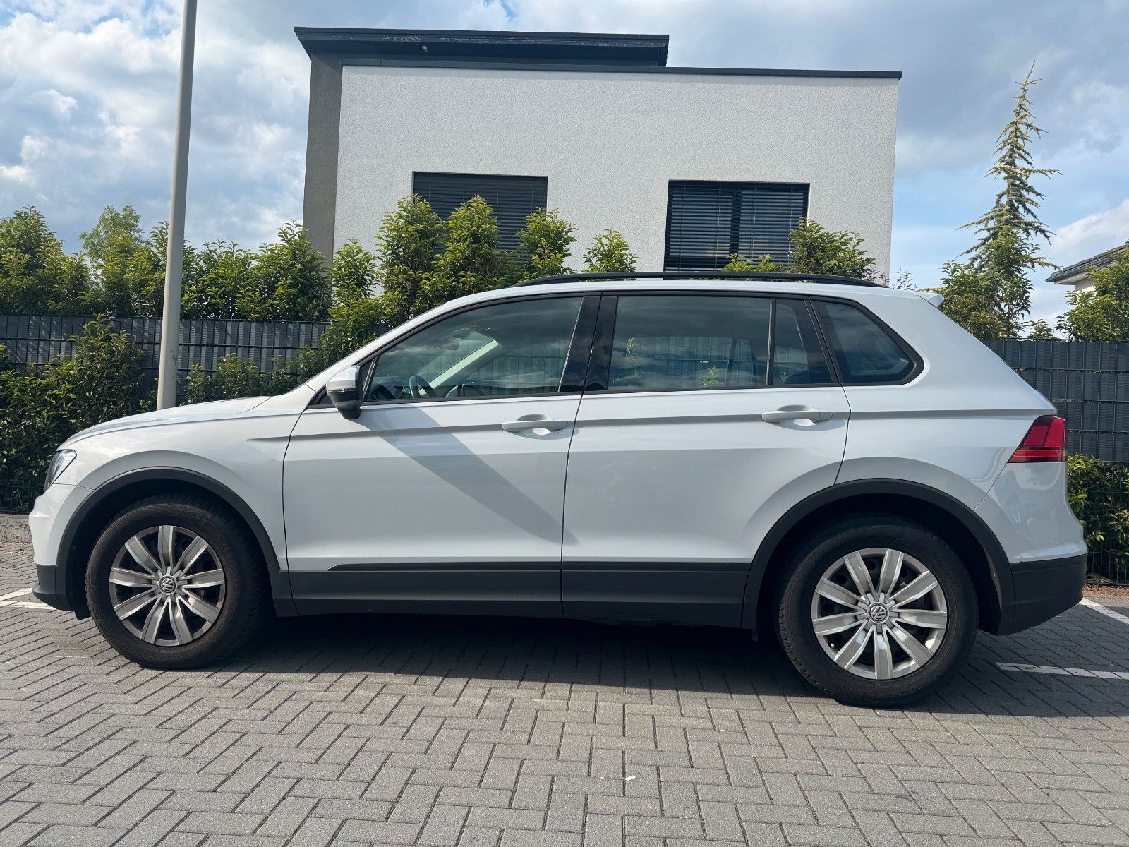 Volkswagen Tiguan - 1