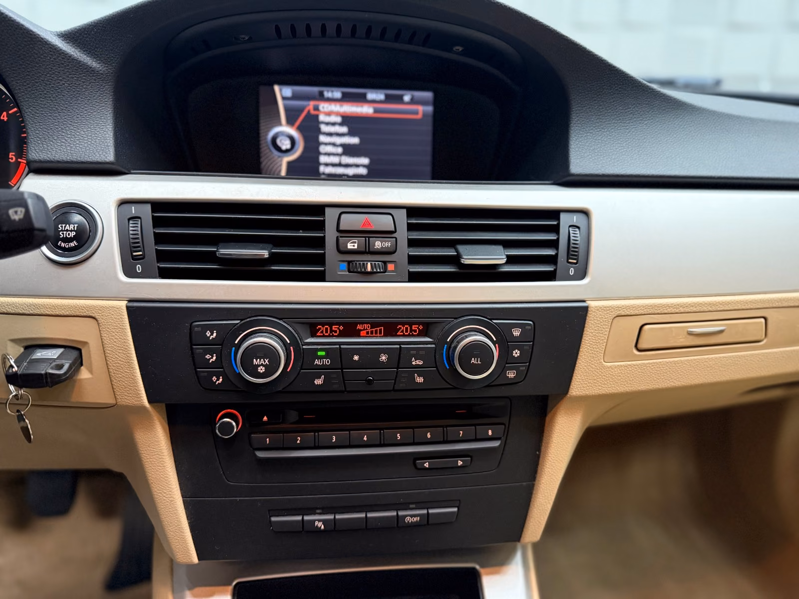 BMW 318 2011 — photo 14