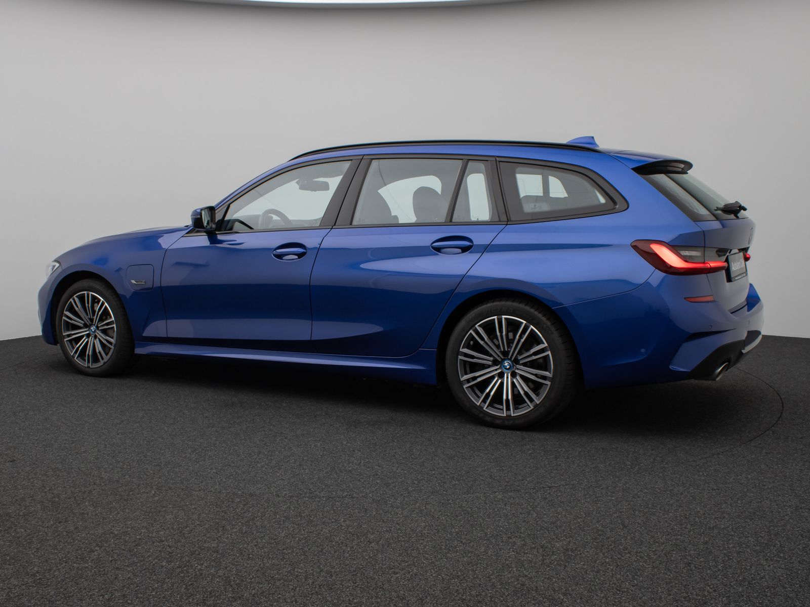 Fahrzeugabbildung BMW 330e  M Sport Panorama Laser Kamera HUD HiFi