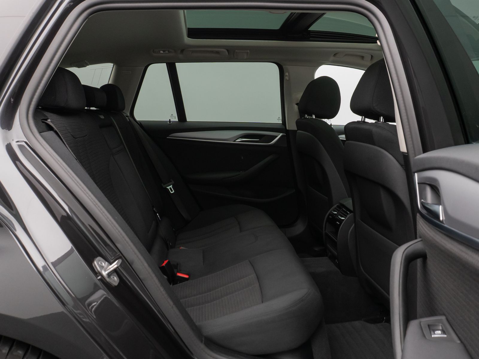 Fahrzeugabbildung BMW 530e xD Panorama DAB CockPitPro Alarm PDC 19Zoll