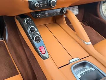 2018 Ferrari GTC4LUSSO — миниатюра 14