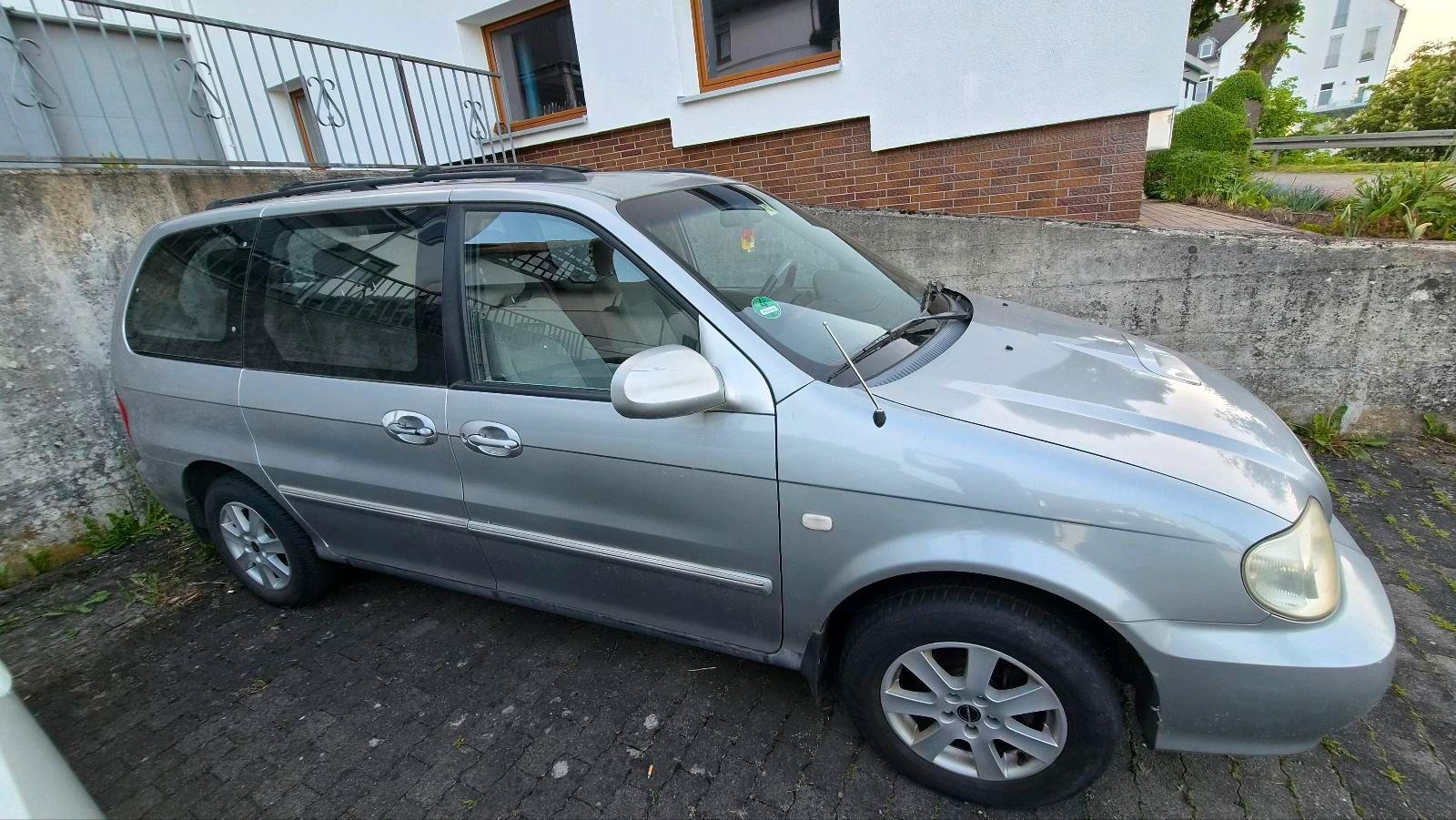 Kia Carnival 2004 — rear view