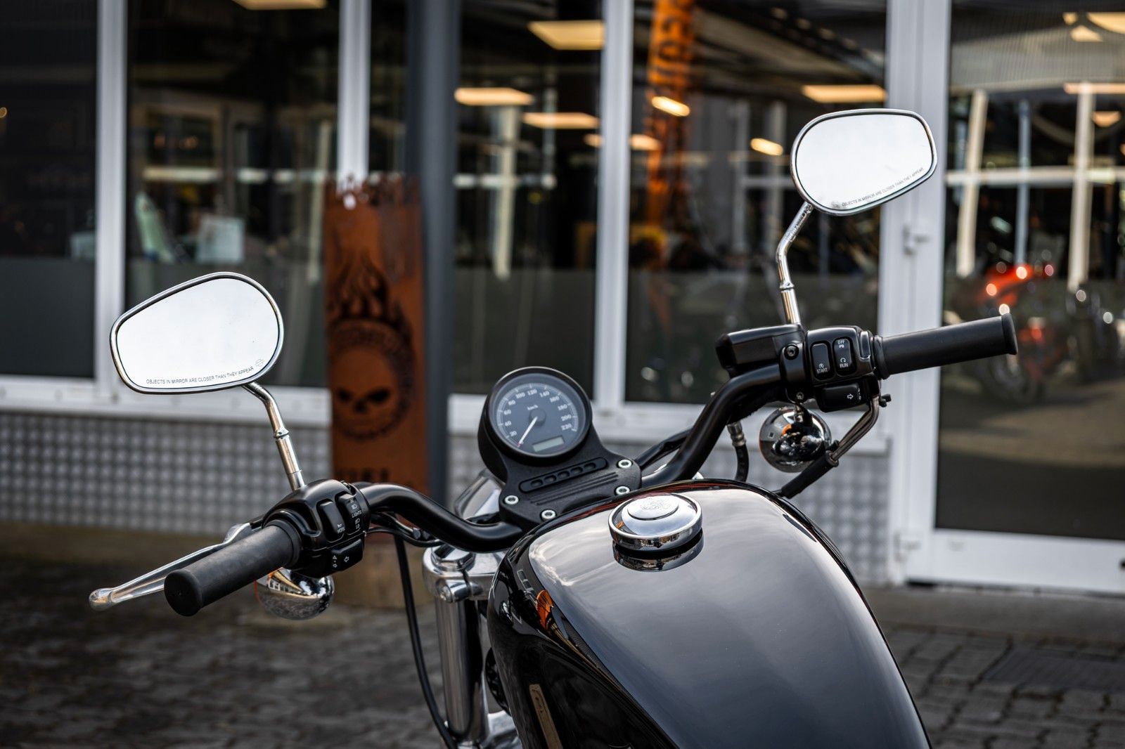 Fahrzeugabbildung Harley-Davidson XL883L SUPERLOW SPORTSTER - VIVID BLACK