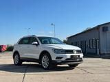 Volkswagen Tiguan Highline 4Motion AHK ACC 1.Hand - mit Diesel-Antrieb: Weiß, Alcantara, Ambiente-Beleuchtung