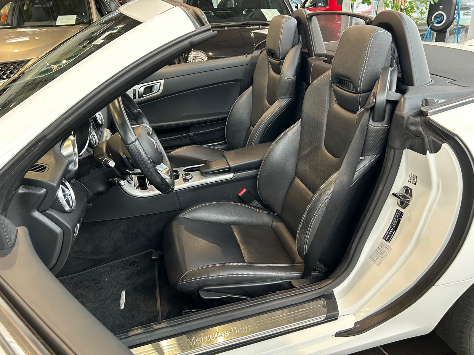 Fahrzeugabbildung Mercedes-Benz SLC 200 9G-Tronic AIRSCARF SHZ PANO NAVI