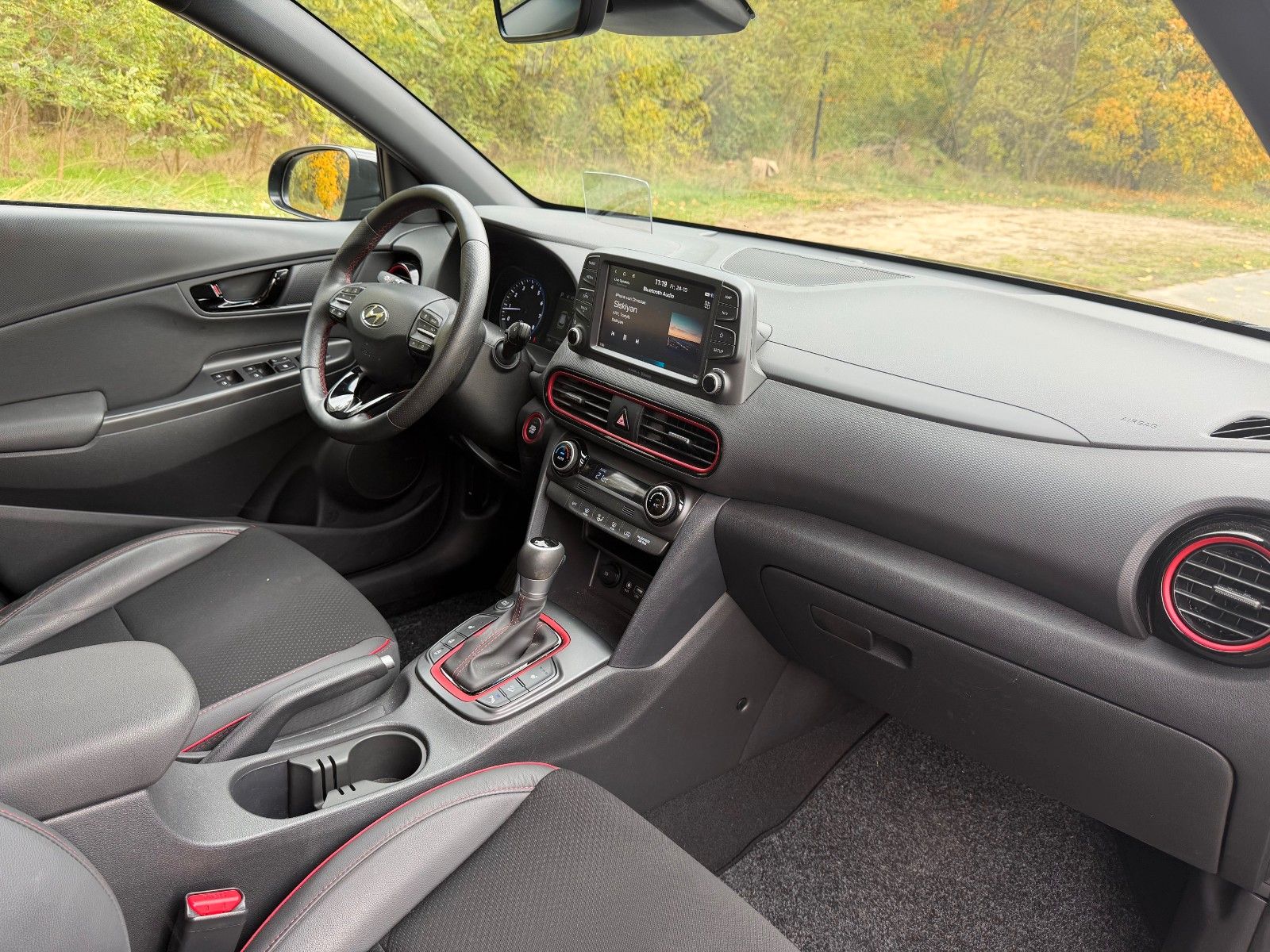 Fahrzeugabbildung Hyundai KONA 1.6T-GDI*Unique*2WD*DCT*RFKamera*Navi*SHZ*