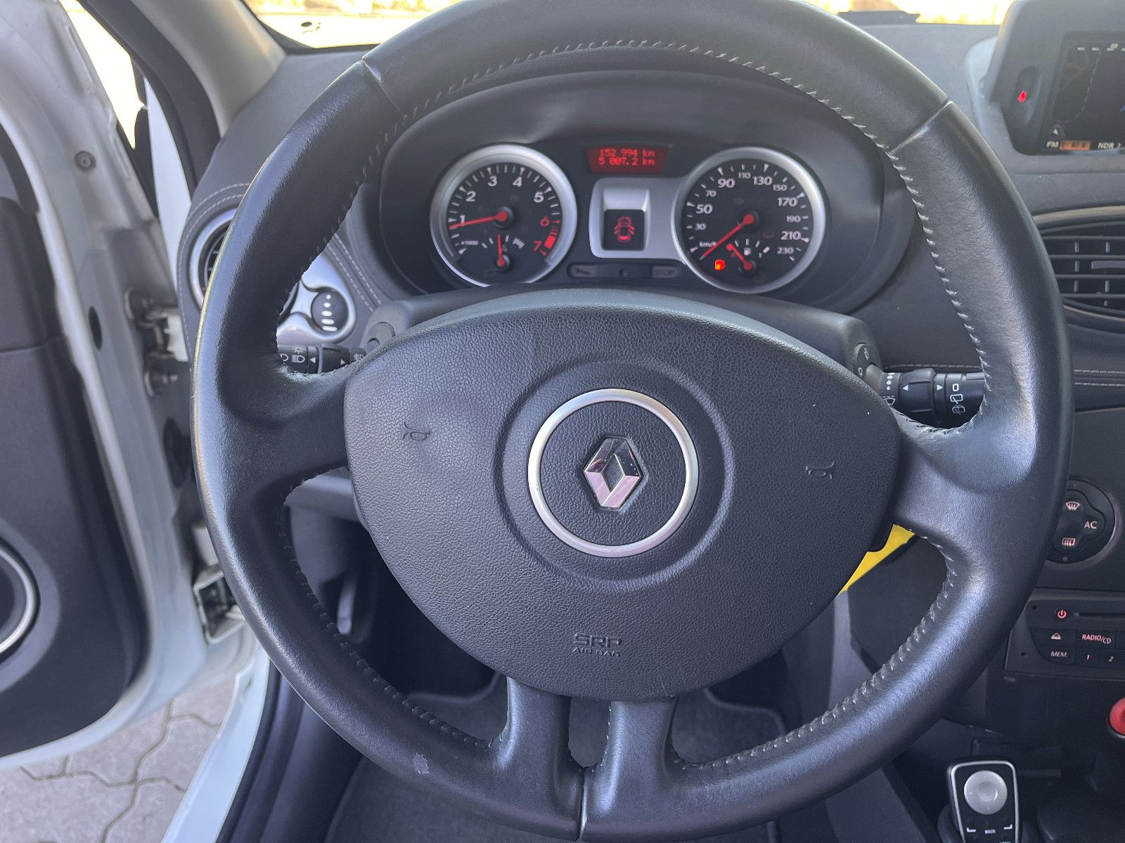Fahrzeugabbildung Renault Clio III Night and Day Leichter Heckschaden !