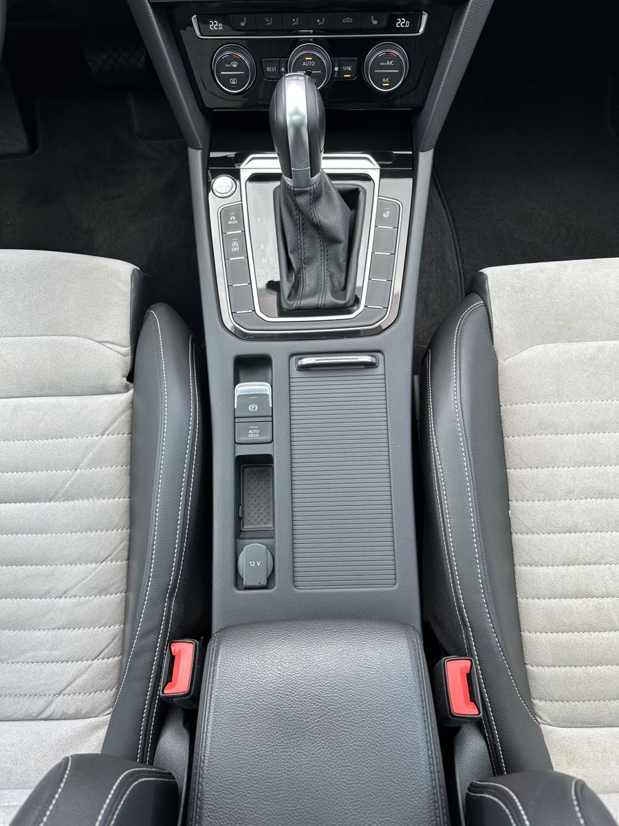 Fahrzeugabbildung Volkswagen Passat Variant HL NAV+LED+AHK+KAM+PANO+19ZO+AID