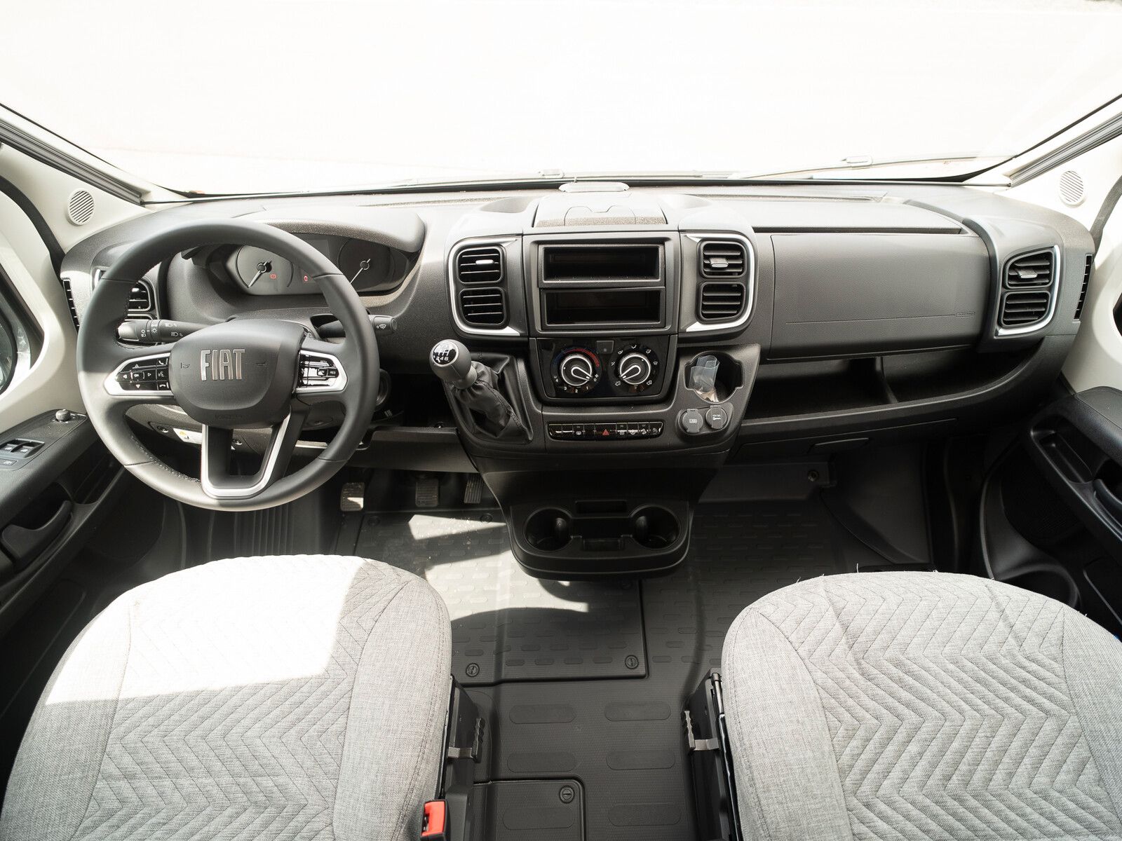 Fahrzeugabbildung Dethleffs Globetrail 600 DK Fiat Dieselheiz/Rahmenfenster