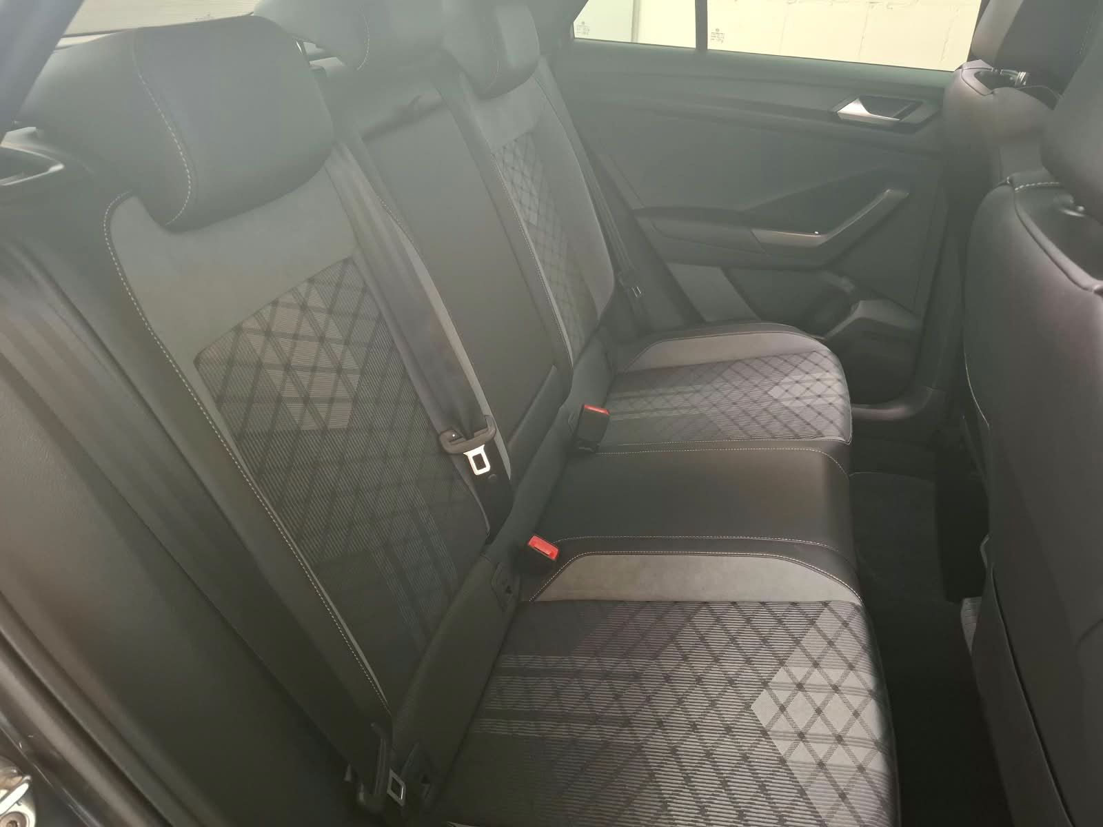 Fahrzeugabbildung Volkswagen T-Roc R-Line 1.5TSI DSG +AHK +IQ.Light +Panorama