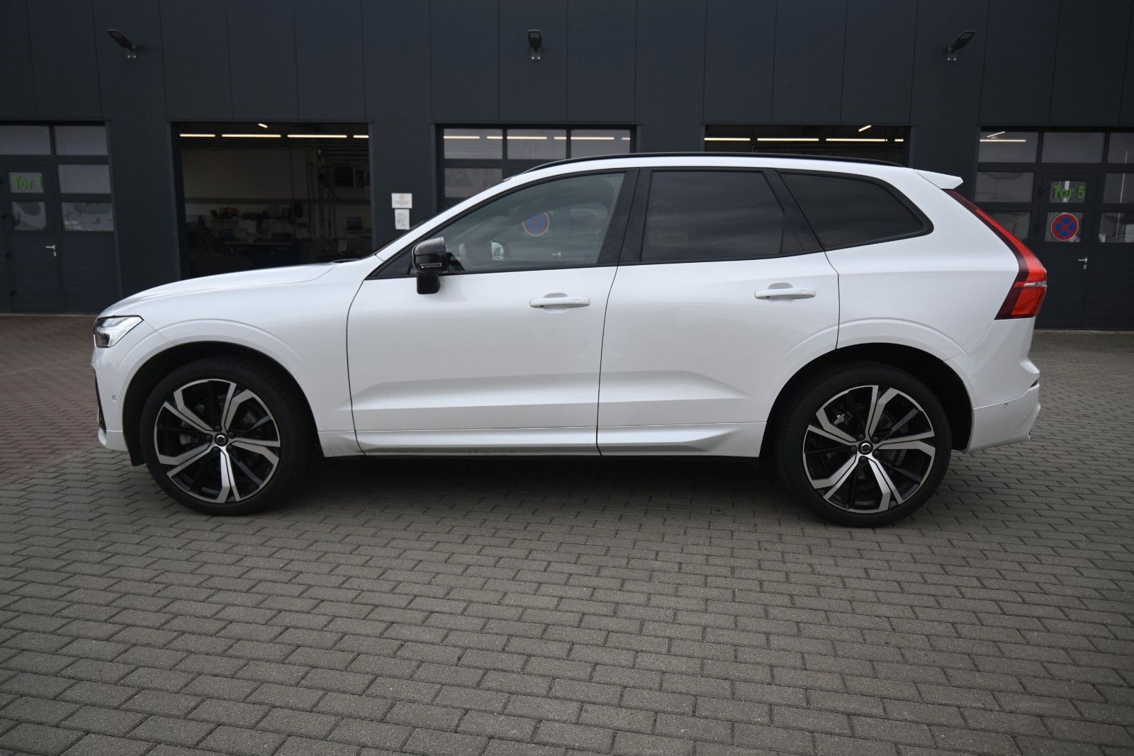 Fahrzeugabbildung Volvo XC60 B4 Benzin FWD Plus Dark*STHZG*360°*ACC*AHK