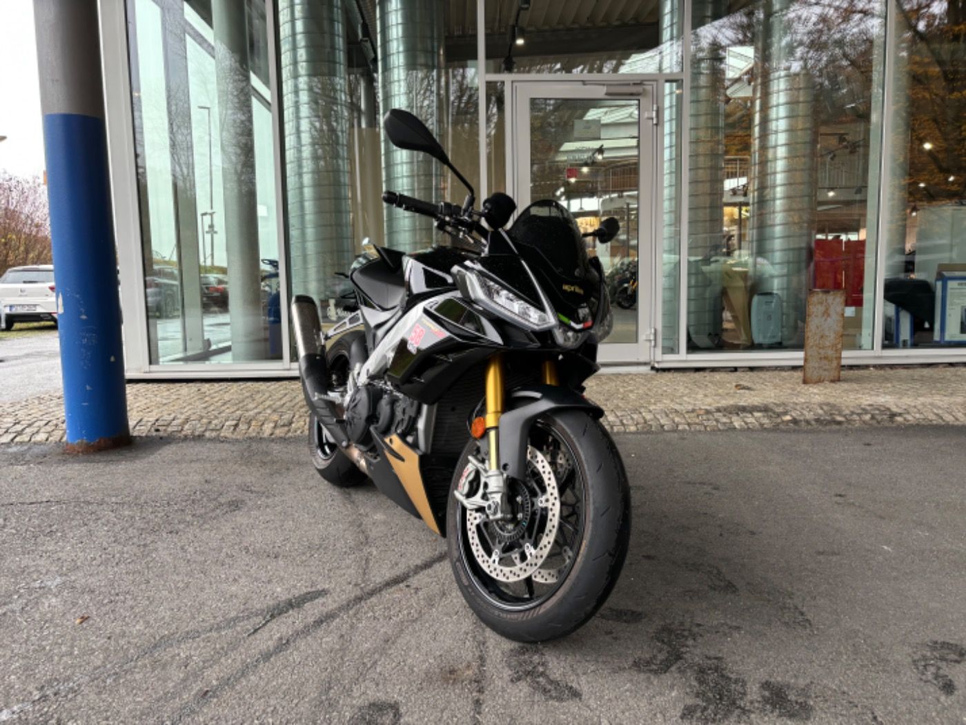 Fahrzeugabbildung Aprilia Tuono V4 Factory 1100 Ultra Dark aus 1. Hand