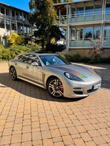 Porsche Panamera Turbo, Kundendienst u. TÜV neu, V8 - Porsche Panamera mit Benzin-Antrieb: Metallic, Limousine