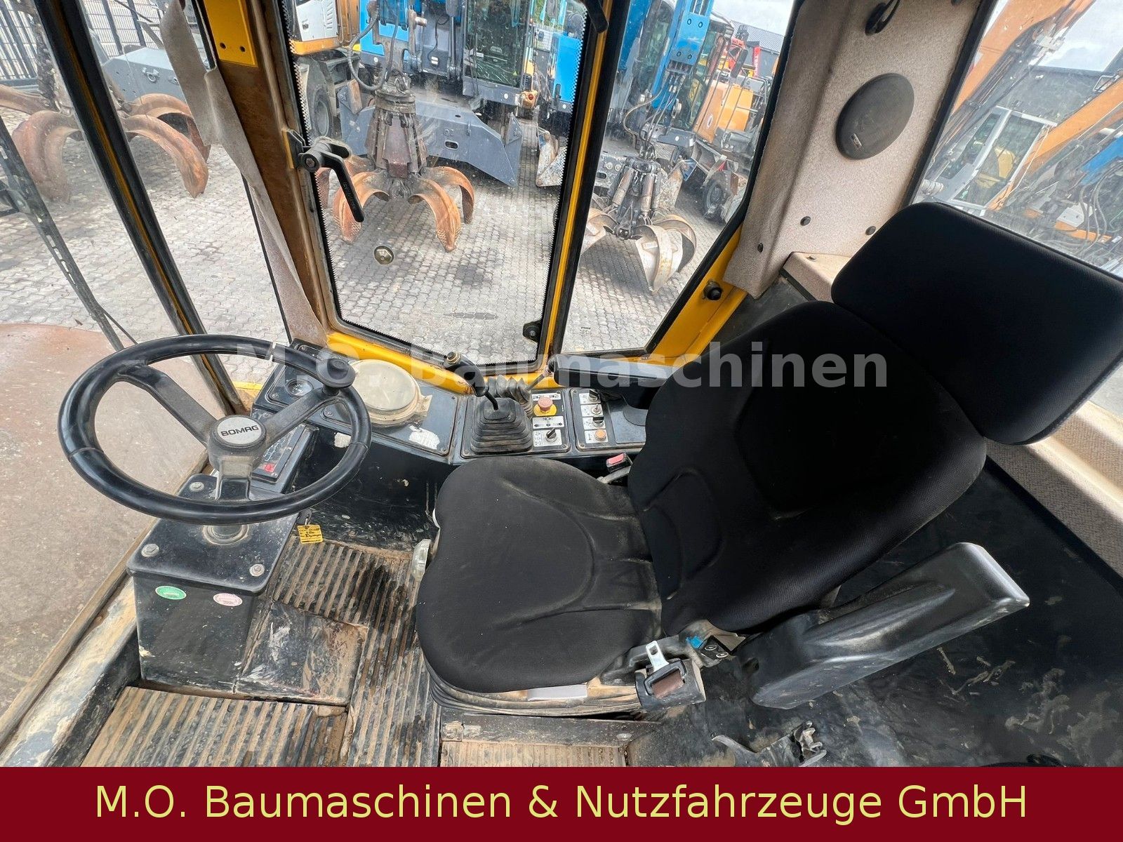 Fahrzeugabbildung BOMAG BW 214 DH-3 / 14 T / Walzenzug /