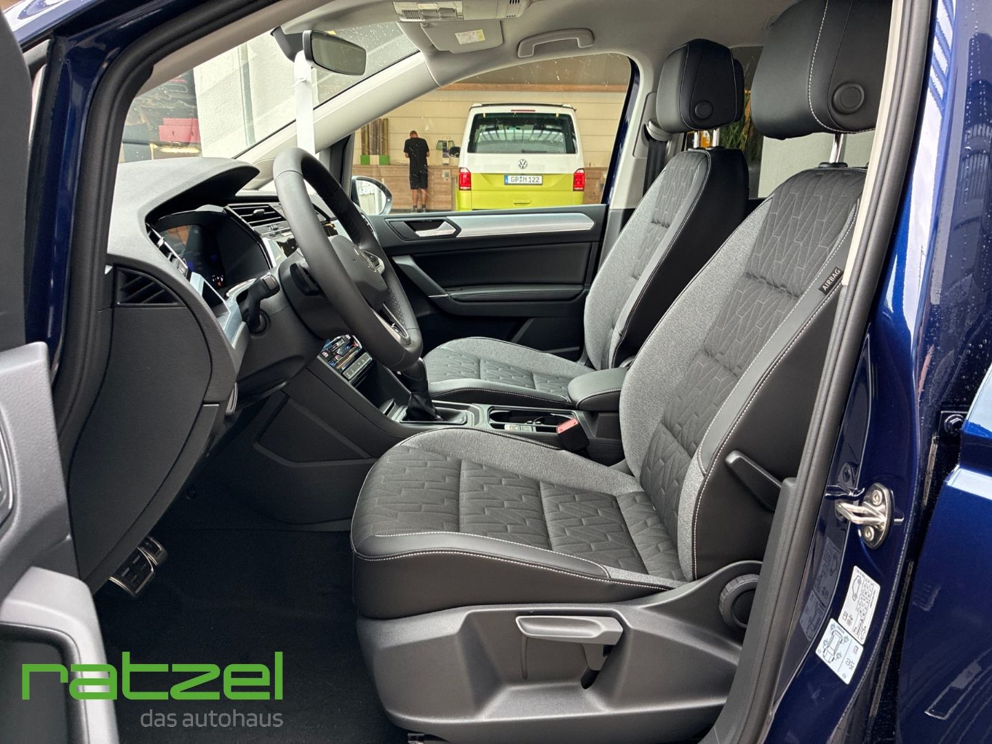 Fahrzeugabbildung Volkswagen Touran R-LINE 1.5 TSI DSG 8-fach+7-Sitzer+AHK