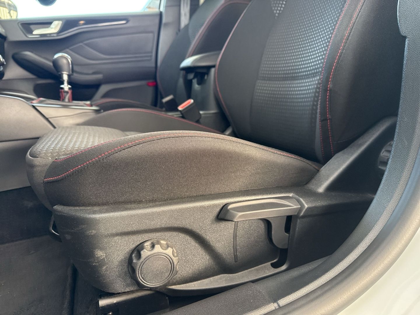 Fahrzeugabbildung Ford Focus ST-Line Kamera Navi DAB ACC TWA Induktion