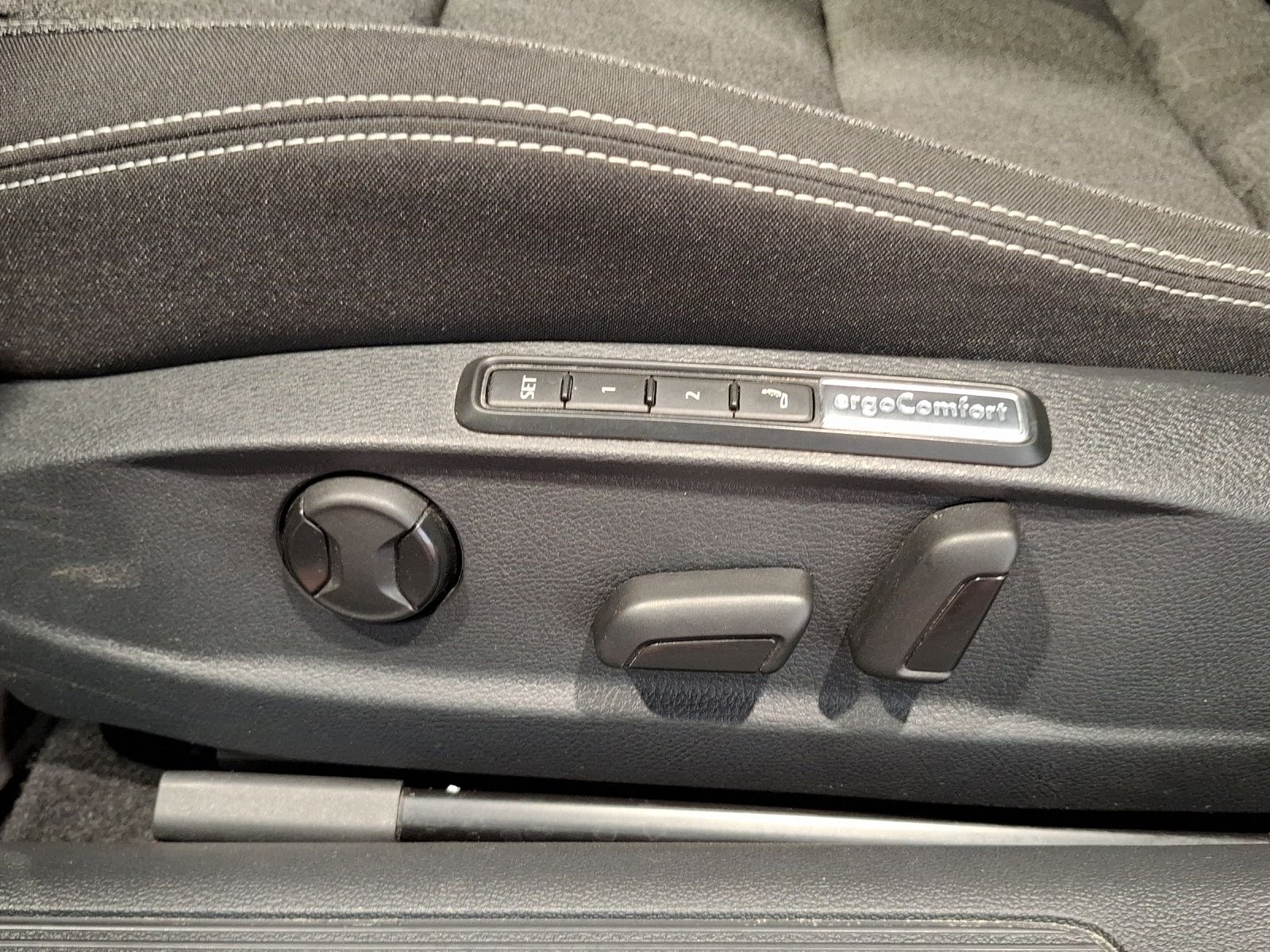 Fahrzeugabbildung Volkswagen Passat Variant TDI Business DSG Matrix AHK Navi