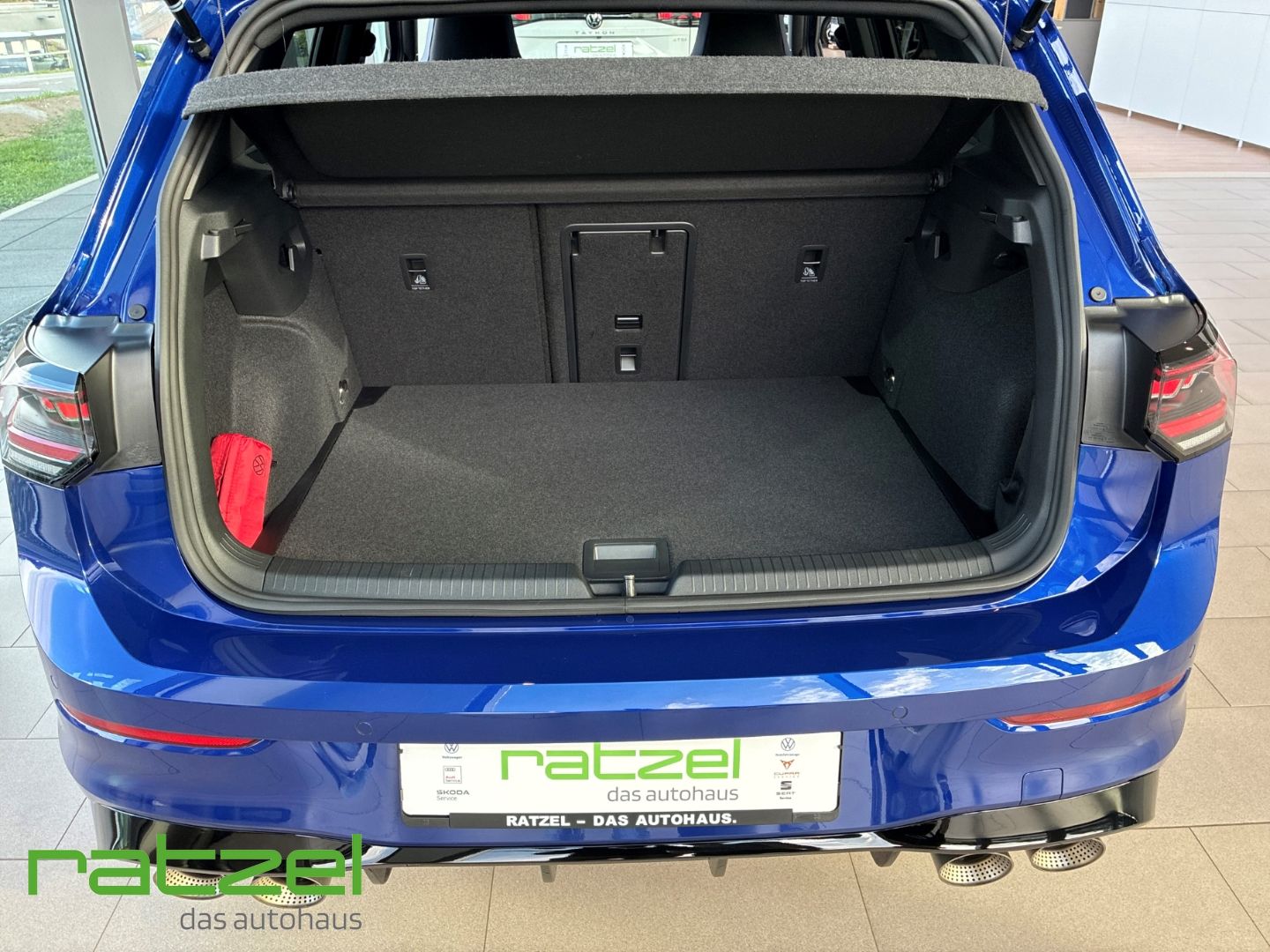Fahrzeugabbildung Volkswagen Golf R VIII 2.0 Akra+Performance Paket+IQ.Light