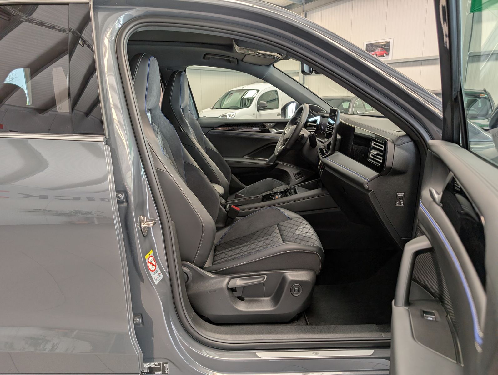 Fahrzeugabbildung Volkswagen Tiguan 2.0TDI R-Line 4M Pano H/K AHK Matrix 20"