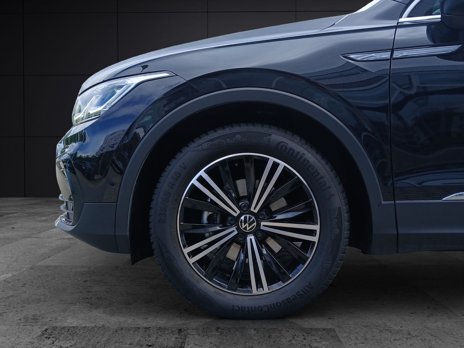 Fahrzeugabbildung Volkswagen Tiguan TSI Elegance DSG Matrix AHK Navi AID ACC