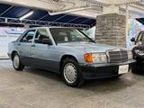 Mercedes-Benz 190E year 1991 - Mercedes-Benz 190 mit Benzin-Antrieb: Limousine, mit Klimaanlage