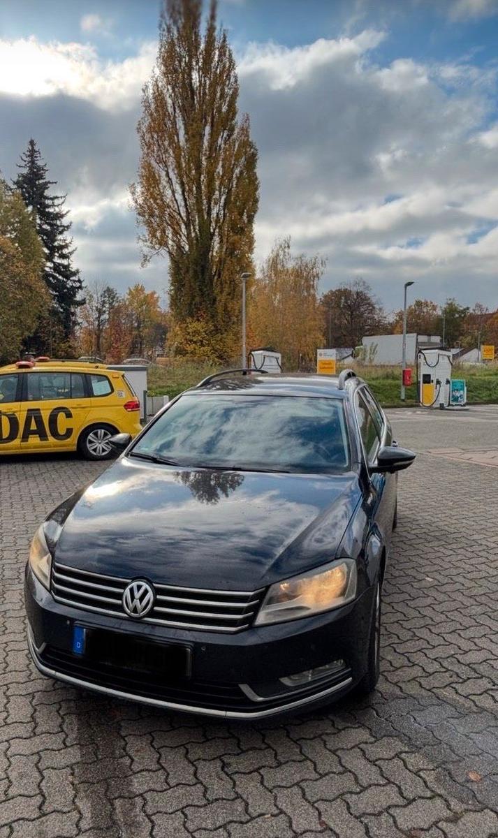 Volkswagen Passat 2011 — rear view
