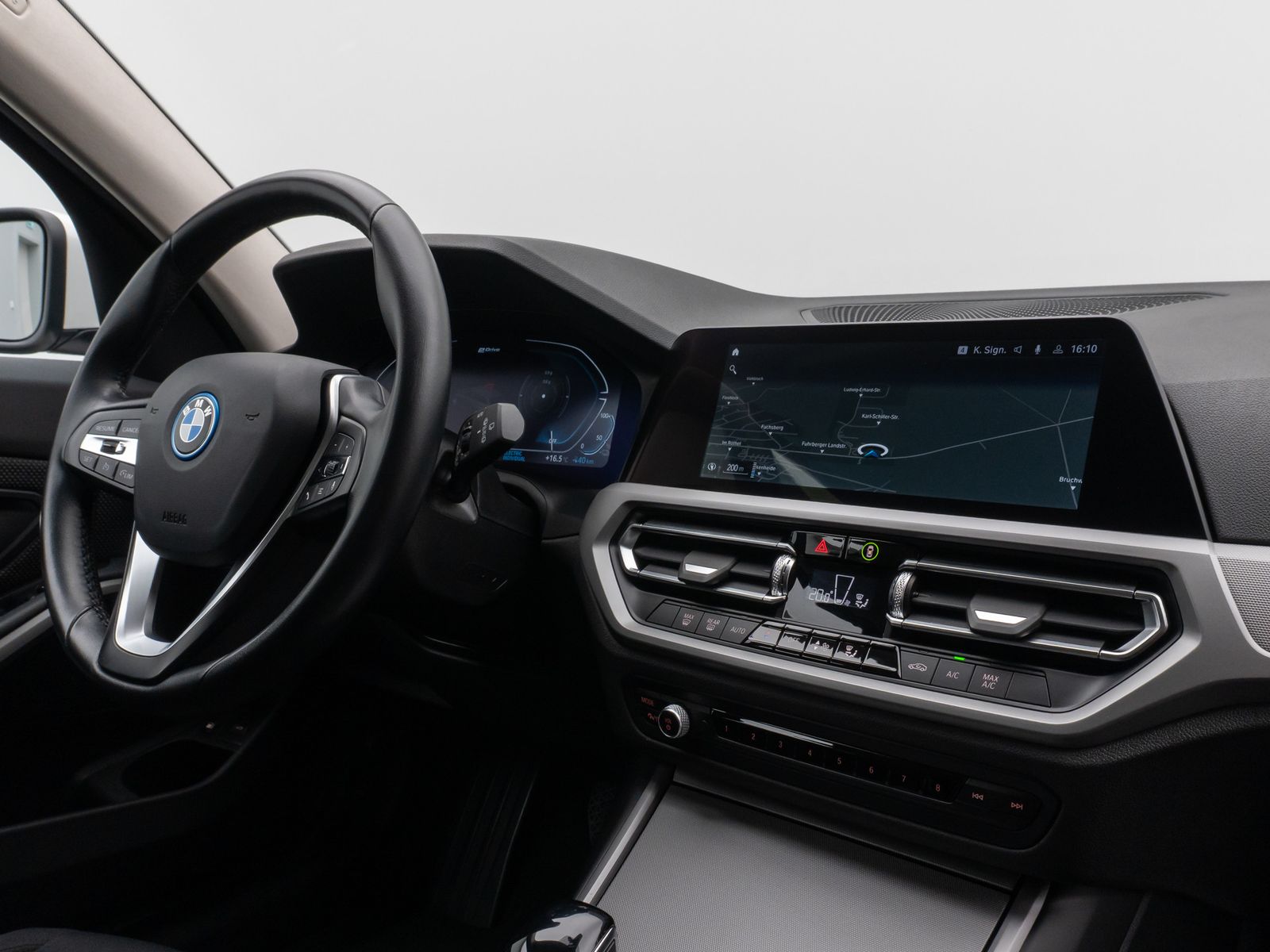 Fahrzeugabbildung BMW 320e DAB CockPitPro Alarm Geschwindigkeitsreg