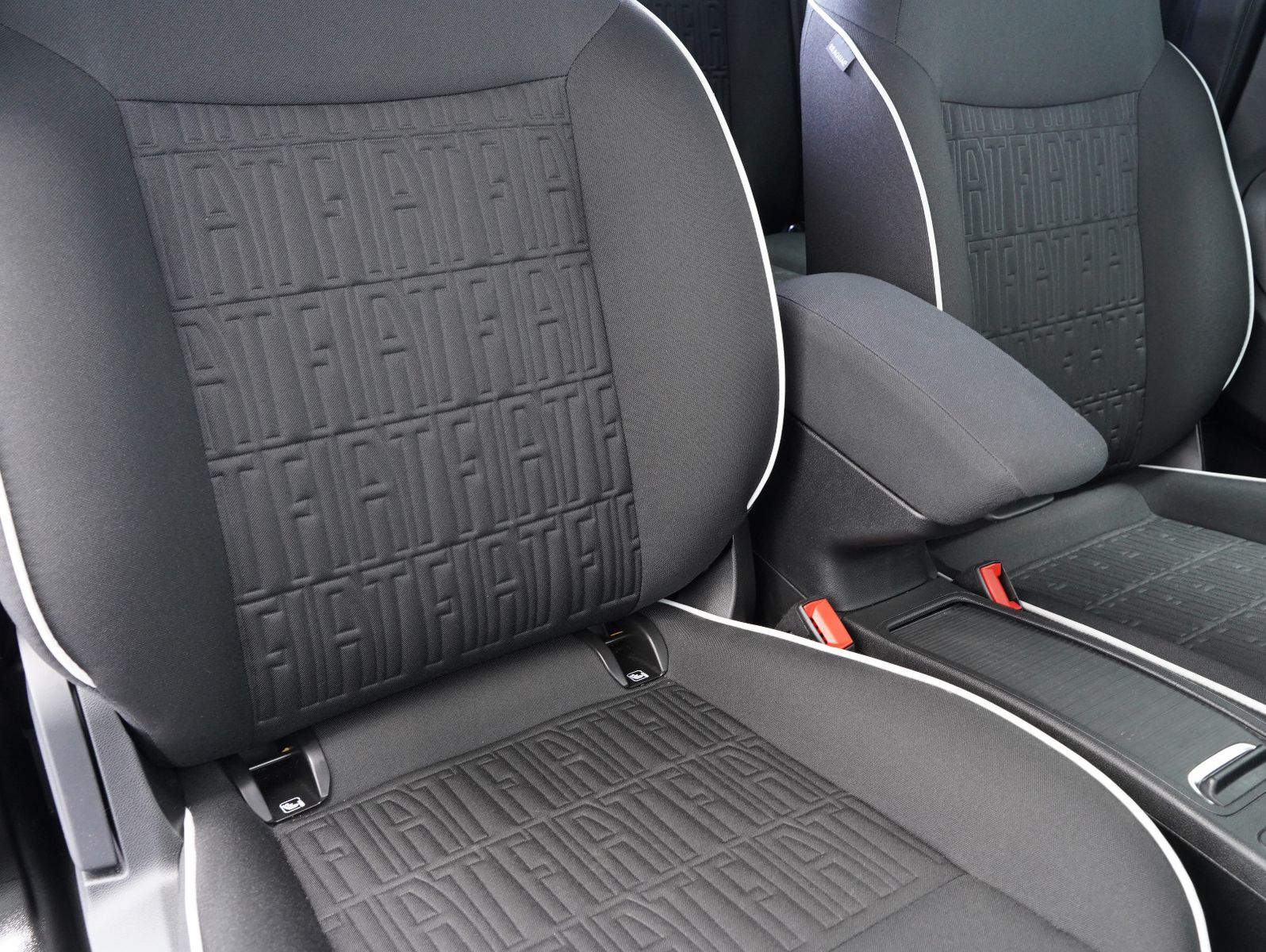 Fahrzeugabbildung Fiat 500e 87KW/42kWh/DC-LADEN/CARPLAY/DAB/SOH/KAMERA