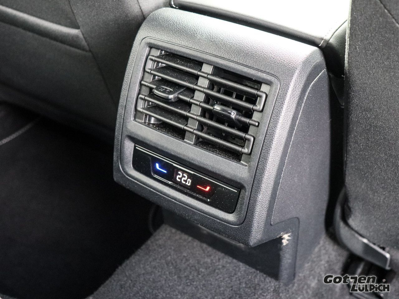 Fahrzeugabbildung Volkswagen Golf VIII Move 1.5 TSI Move Navi AHK Light LED