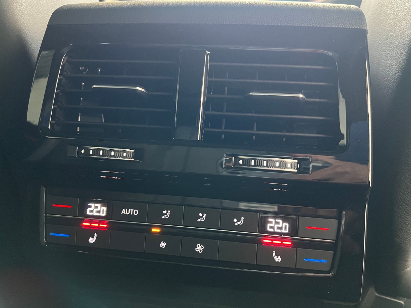 Fahrzeugabbildung Volkswagen Touareg R-Line 3.0 V6 TDI 4MOTION *Luftfederung,