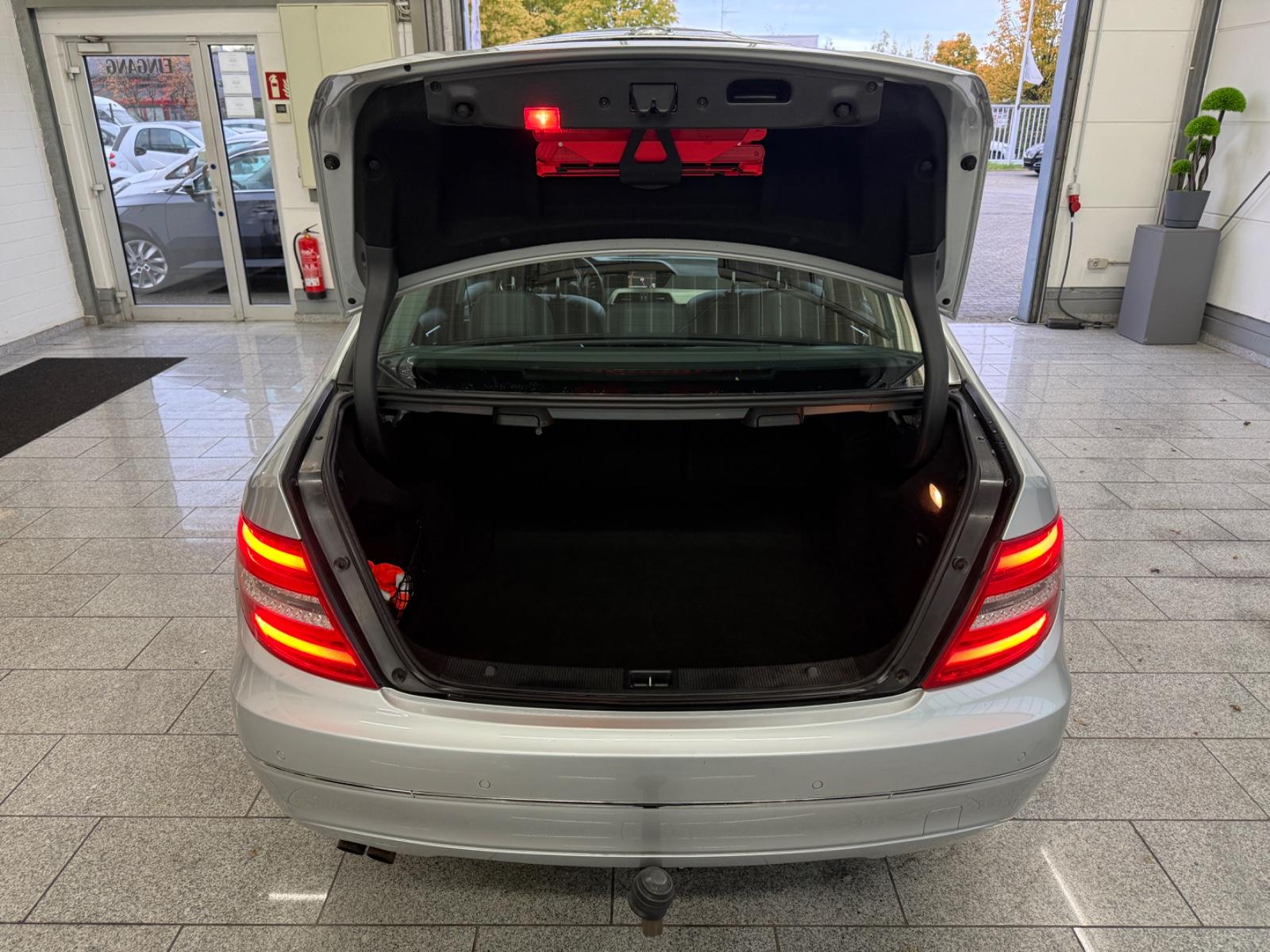Mercedes-Benz C 180 CGI*LM*AUT*AVNTG*BI-XN*TMP*NAV*PTS*AHK*SHZ
