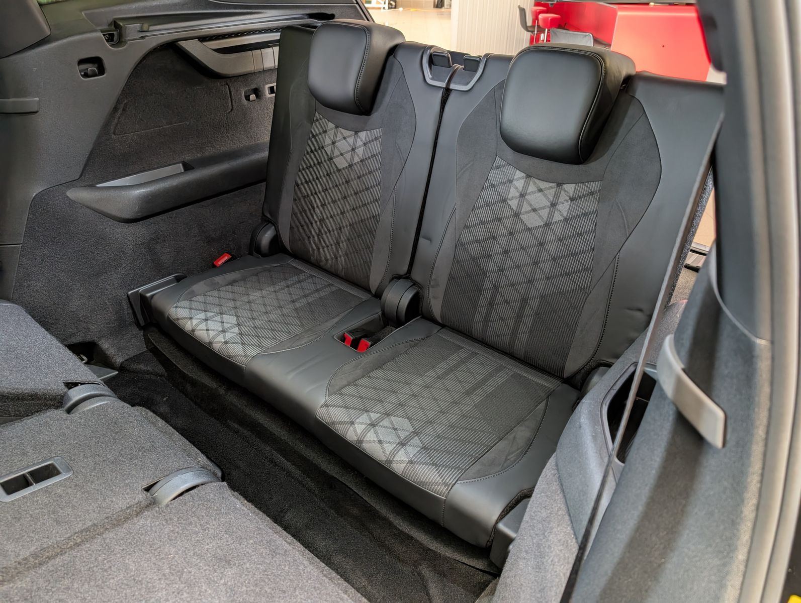 Fahrzeugabbildung Volkswagen Tayron 2.0 4M R-Line Launch Pano Matrix AHK 20"