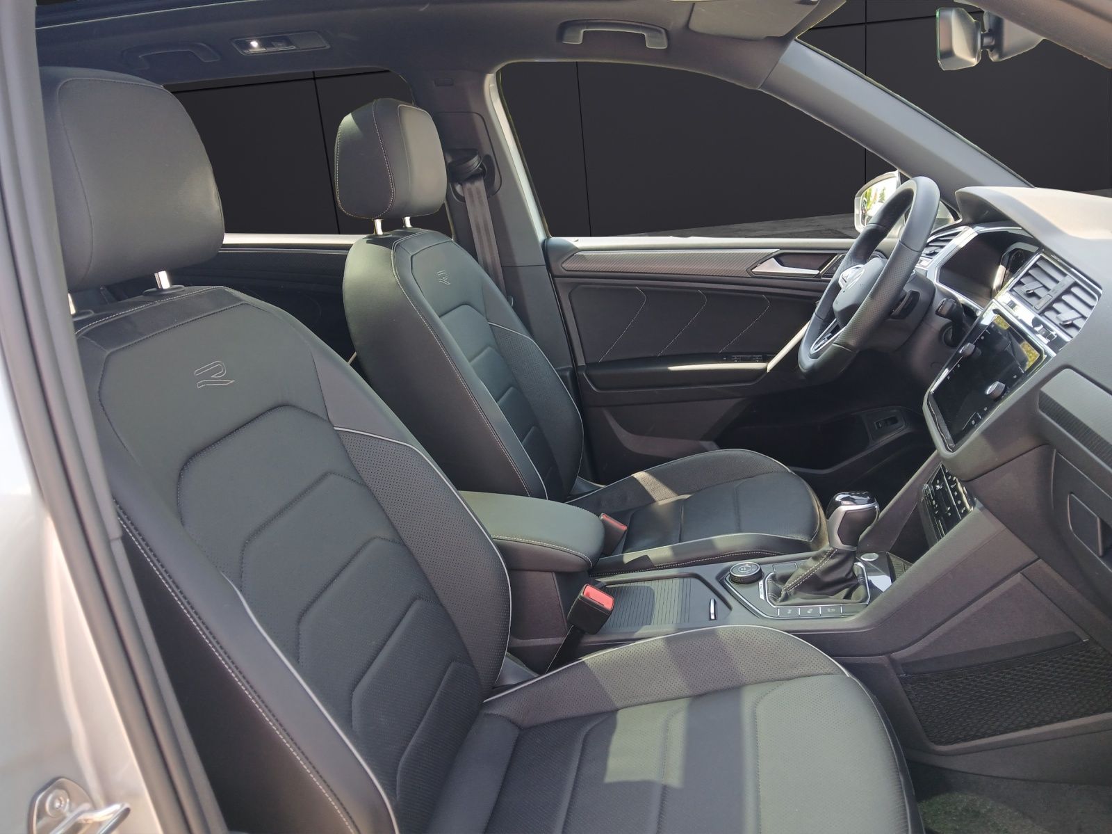 Fahrzeugabbildung Volkswagen Tiguan Allspace TDI R-Line DSG 4M STH Matrix AHK