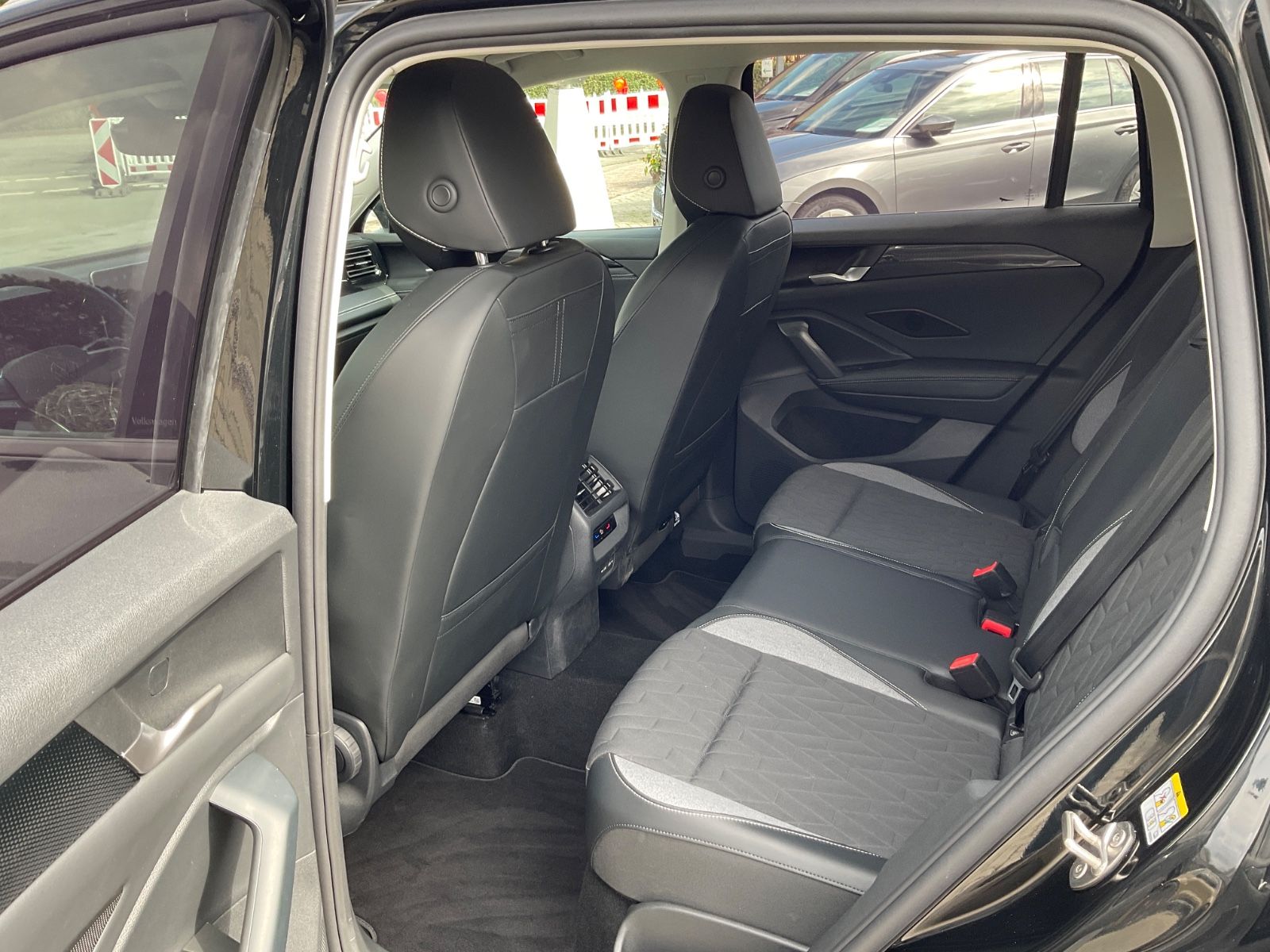 Fahrzeugabbildung Volkswagen Tiguan 2.0 TDI DSG ENERGY,AHK,Navi,IQLight,