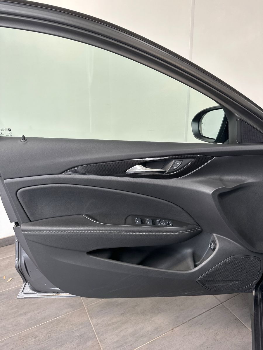 Fahrzeugabbildung Opel Insignia ST 2.0 D Ultimate AT NAV+LED+ACC+KAMERA