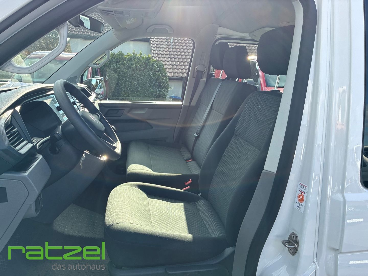 Fahrzeugabbildung Volkswagen T6.1 Kombi 2.0 TDI 9-Sitzer DAB Notbremsass. PDC