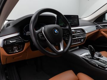 Fahrzeugabbildung BMW 520d Kamera HUD DAB Lenkrhzg Massage AHK Alarm
