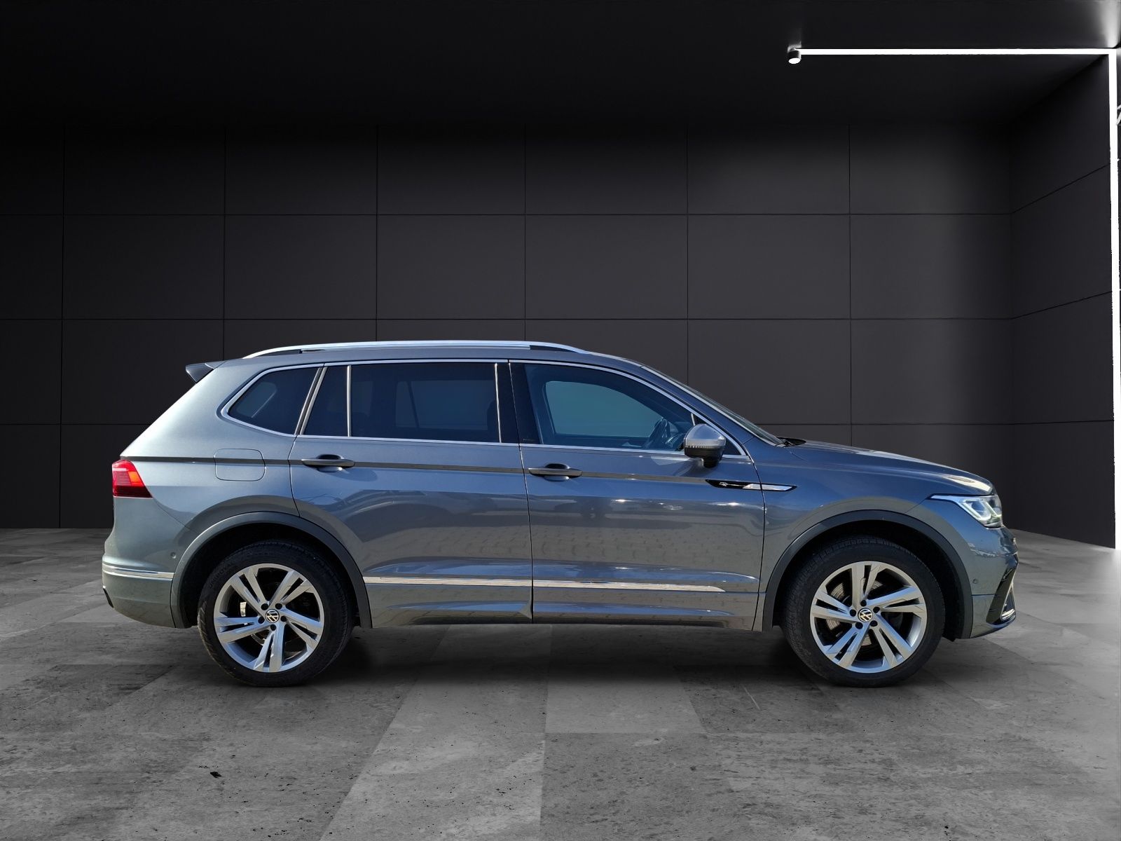 Fahrzeugabbildung Volkswagen Tiguan Allspace TDI R-Line DSG 4M Matrix AHK Nav