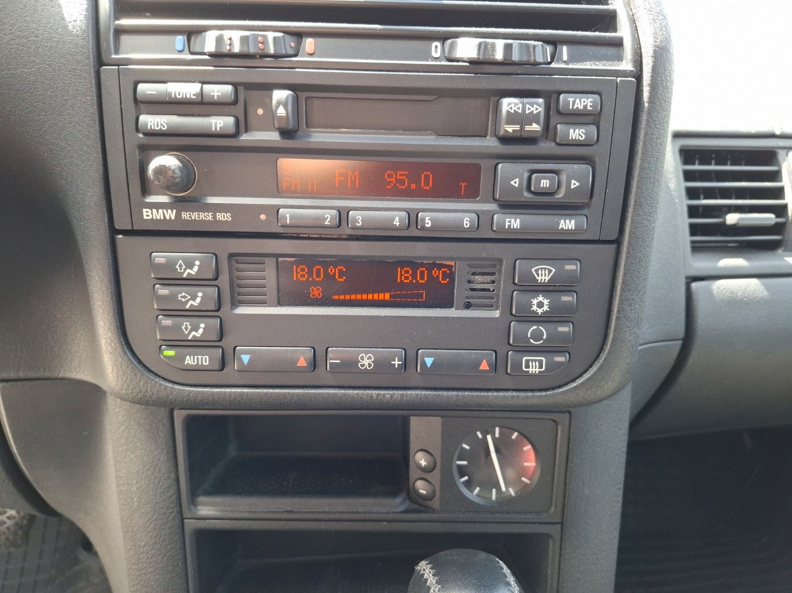 Fahrzeugabbildung BMW 318 ! Schiebedach ! SHZ ! PDC ! TÜV 05/26