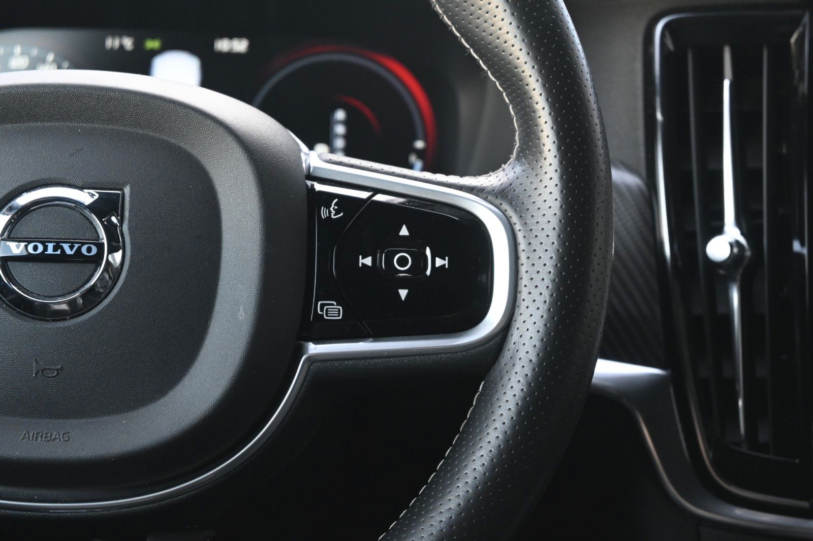 Fahrzeugabbildung Volvo S90 Lim.R-Design Plug-In Hyb. AWD*B&W*LUFT*MASS*