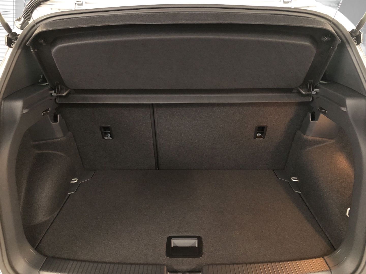 Fahrzeugabbildung Volkswagen T-Cross R-Line 1.5 TSI ACT DSG Sportpaket AHK-ab