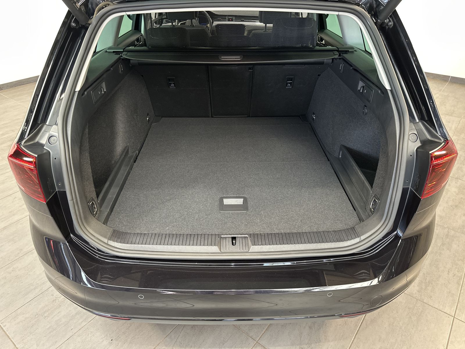 Fahrzeugabbildung Volkswagen Passat Variant Business NAV+IQ-LIGHT+DIGDISPLAY