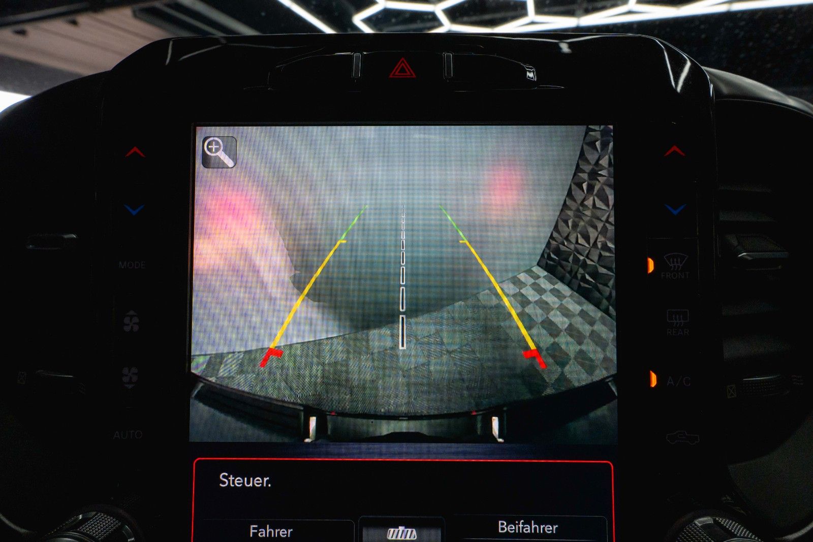 Fahrzeugabbildung Dodge RAM 5.7 V8 HEMI 4x4 OFFROAD Night-Edition *Pano*