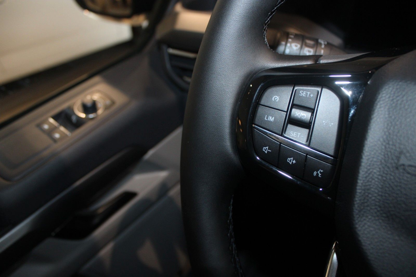Fahrzeugabbildung Ford Tourneo Custom L1 Titanium 8-Sitze LED NAVI AHK