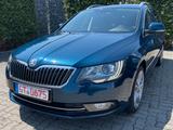 Skoda Superb Combi Ambition - Skoda Superb mit Benzin-Antrieb: Blau, Kombi, mit Klimaautomatik