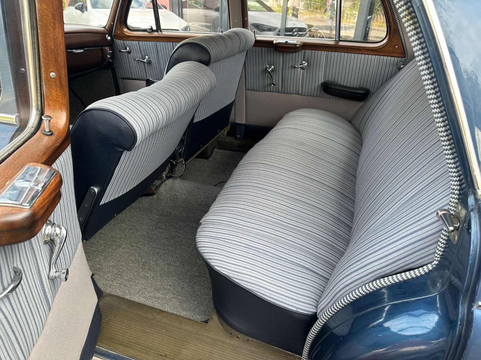 Fahrzeugabbildung Mercedes-Benz 220 S Ponton aus dem Jahr 1956