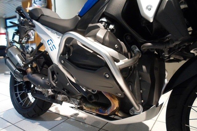 Fahrzeugabbildung BMW R1300GS Style Trophy mit Enduro Paket & Akra.